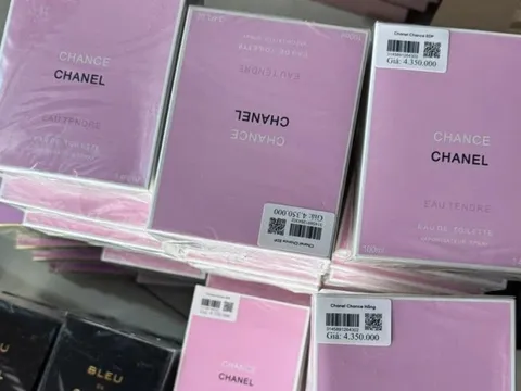 Triệt phá đường dây buôn bán 10.000 chai nước hoa Chanel, BVL, Versace giả