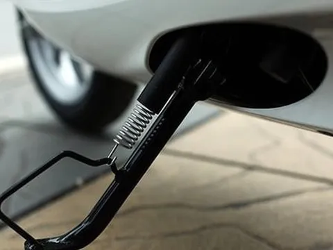 Người dân lưu ý: Không gạt chân chống xe máy có thể bị phạt đến 14 triệu đồng theo Nghị định 168