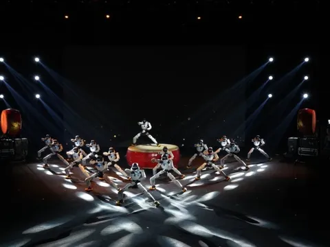 Lần đầu tiên xuất hiện một gala nghệ thuật quy mô lớn vận hành và dẫn dắt hoàn toàn bằng robot hình người