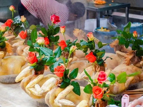 Gà luộc 1 triệu/con vẫn đổ xô mua - đây là khu chợ hot nhất Hà Nội hôm nay!