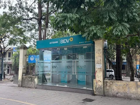 Không còn cảnh chen chân xếp hàng rút tiền trước Tết