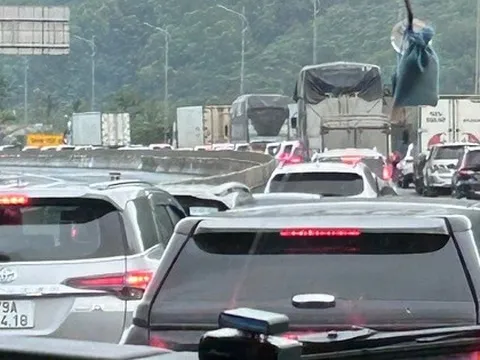 Ùn tắc kéo dài tại khu vực Đèo Cả