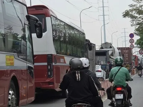 VIDEO: Ô tô bị "níu chân" ở cửa ngõ cao tốc TPHCM – Long Thành – Dầu Giây