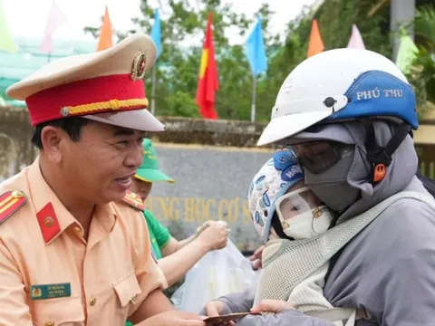 CSGT Lâm Đồng tặng lì xì, quà cho bà con trên đường về quê ăn Tết