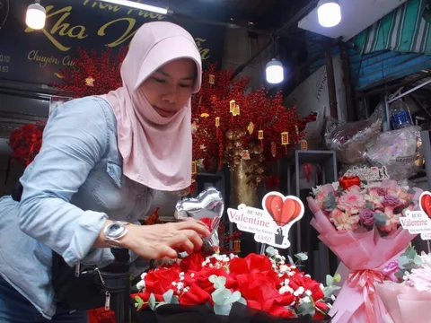 VIDEO: Valentine vào sát Tết, nhiều sạp hoa ở TPHCM đìu hiu