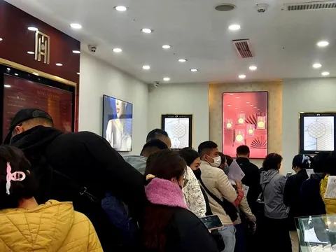 Người phụ nữ 30 năm nói không với vàng, bỗng nhiều ngày đều đi mua, lý do khiến ai cũng cảm động