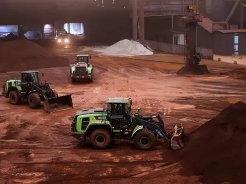 Trung Quốc lại gây sốc ngành vận tải: Tạo ra máy xúc điện tải trọng hơn 120 tấn, hiệu năng ngang ngửa chạy dầu diesel