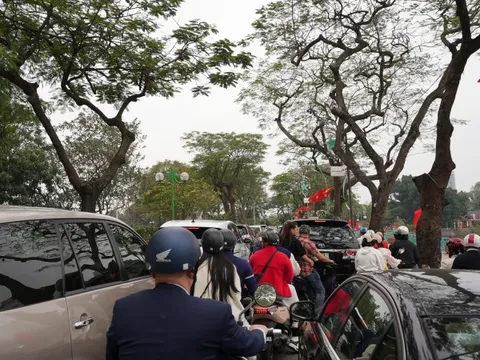 Mùng 1 Tết ở Hà Nội: Có một con đường tắc cứng từ sáng sớm, nhìn thôi đã thấy nô nức