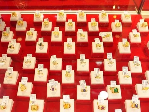 Tối mùng 1 Tết, giá vàng giảm rất mạnh