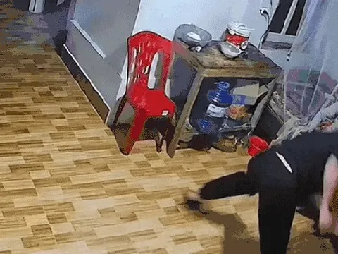 Xôn xao clip con trai đánh mẹ gãy tay tối mùng 3 Tết