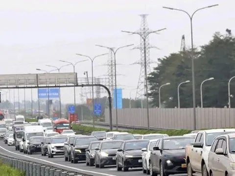 Người dân ùn ùn trở lại Thủ đô trong ngày cuối dịp nghỉ Tết Bính Ngọ