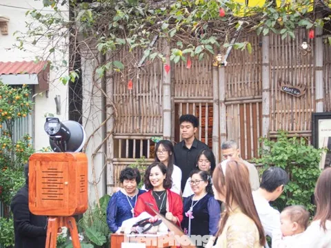 Dòng người 'đổ bộ' làng cổ Đường Lâm, săn ảnh Tết xưa