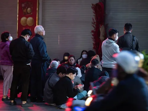 Cảnh tượng khó tin lúc 3h sáng trên phố Cầu Giấy trước ngày Vía Thần tài