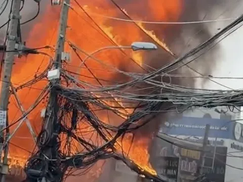 Cháy lớn cửa hàng nội thất ở TPHCM