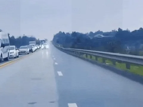 Nháy đèn loạn, đi ngược chiều trên cao tốc, nữ tài xế khai gì với công an?