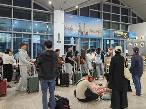 Khách bay đêm qua sân bay Tân Sơn Nhất chật kín, giá cước xe công nghệ tăng vọt