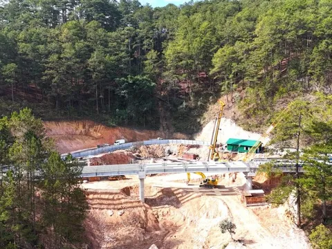 Cận cảnh cầu cạn qua điểm sạt lở khổng lồ trên đèo Mimosa tại Đà Lạt