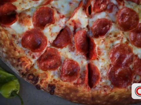 Một chuỗi pizza nổi tiếng phải đóng cửa 300 chi nhánh vì quá khó khăn, hàng chục nhân viên khối văn phòng bị sa thải