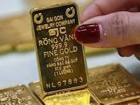 Giá vàng chiều nay 28/2: Người dân vẫn xếp hàng mua vào để tích trữ đầu năm