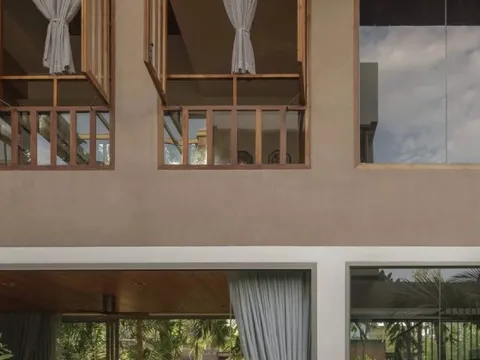 Nhà 2 tầng bằng gỗ và kính tổ chức không gian quanh hồ nước