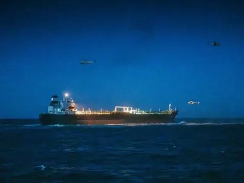 Một quốc gia châu Âu vừa bắt giữ tàu chở dầu thuộc “hạm đội bóng tối” nghi là của Nga