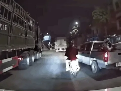 Chủ tài khoản Phương Ba Sáu lên tiếng về vụ "xe bán tải tạt đầu xe máy" ở Hà Nội