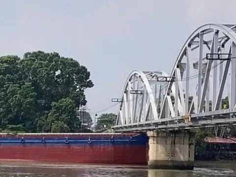 Tàu hàng va vào cầu Ghềnh, 6 người bị thương, đường sắt Bắc – Nam tạm gián đoạn