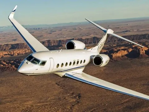 Làn sóng thuê chuyên cơ 'tháo chạy' khỏi Trung Đông, giá nào cũng được