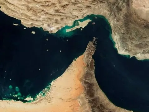 Eo biển được mệnh danh là 'yết hầu năng lượng' của thế giới: 20 triệu thùng dầu đi qua mỗi ngày, hiện 3.200 tàu đang bị mắc kẹt