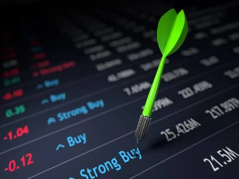 Chọn hàng khi "giông bão": Gọi tên nhóm định giá hấp dẫn và triển vọng tăng trưởng cao