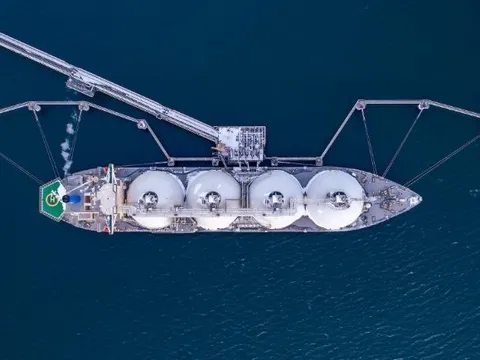 Đang trên đường đến châu Âu, một tàu chở LNG của Mỹ bất ngờ quay đầu chuyển hướng đến Trung Quốc