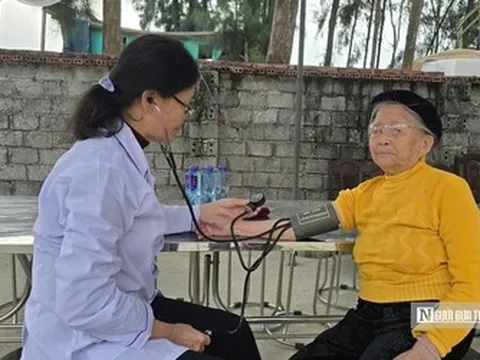 Cử tri lớn tuổi được kiểm tra sức khỏe và hỗ trợ đọc lý lịch ứng cử viên khi đi bầu cử