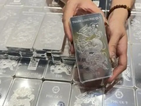 Giá bạc hôm nay 16-3: Giảm nhanh hơn thế giới, người mua bạc lại "méo mặt"