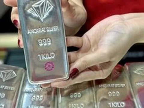 Giá bạc hôm nay 17-3: Bất ngờ tăng nhanh hơn vàng