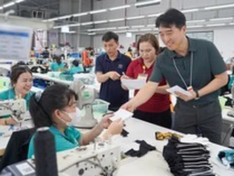 Một công ty may ở Hà Tĩnh chi 650 triệu đồng hỗ trợ tiền xăng cho 1.300 công nhân