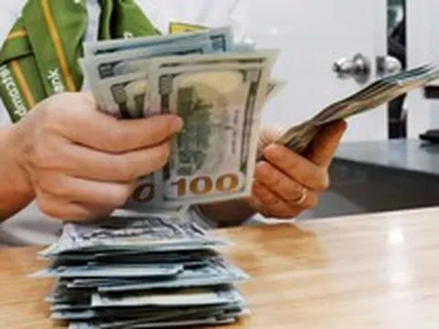 Tỷ giá USD chợ đen tăng vọt lên gần 27.400 đồng, Ngân hàng Nhà nước tiếp tục hút về lượng lớn VND