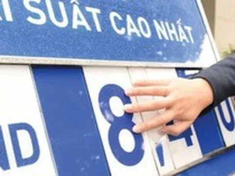 Lãi suất tiết kiệm thực tế vượt xa mức công bố: Có ngân hàng niêm yết 3,5% nhưng nhân viên chào khách hơn 7%