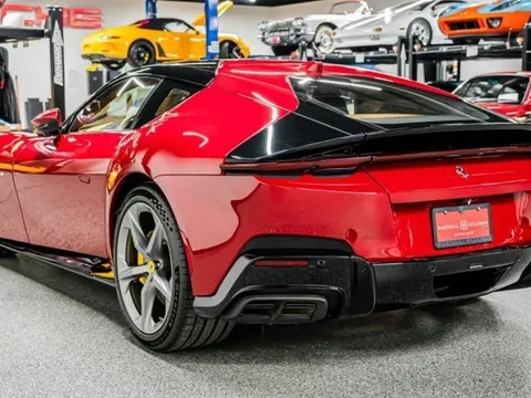 Ferrari triệu hồi mẫu V12 mới vì kính không đủ an toàn về tầm nhìn