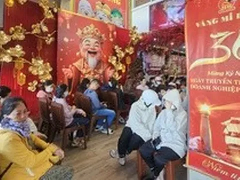 Diễn biến ở tiệm vàng khi giá giảm về dưới 170 triệu đồng/lượng