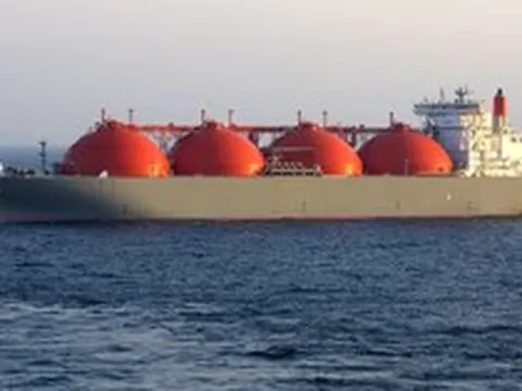 Mỹ vừa nới lỏng trừng phạt, Iran lập tức chào bán dầu đắt hơn chuẩn quốc tế, ông trùm lớn thứ 3 thế giới 'cắn răng' chốt đơn