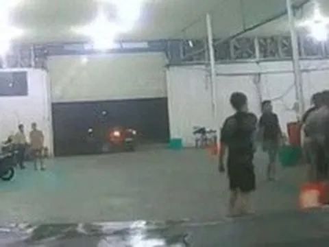 CLIP: Kinh hoàng cảnh rượt đuổi, hành hung dã man thương lái mua sầu riêng