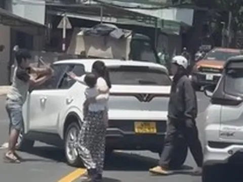 CLIP: Người chồng đập phá xe taxi chở vợ giữa phố