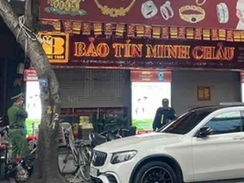 Cửa hàng vàng của Bảo Tín Minh Châu đột ngột đóng cửa, lực lượng chức năng xuất hiện