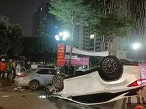 Hà Nội: Ô tô Lexus gây tai nạn liên hoàn trên phố Trung Kính rồi lật ngửa