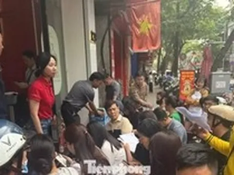 Dòng người thấp thỏm trên ‘phố vàng’ trước giờ Bảo Tín Minh Châu mở cửa