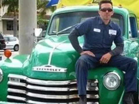 Cạn xăng kéo dài, đường phố Cuba xuất hiện cảnh ‘tương lai’: Vật thể chở người rồi đi băng băng trên nước