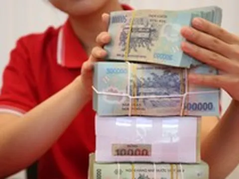 Người dân ồ ạt gửi tiền vào ngân hàng