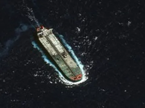 Vừa đón tàu dầu Nga, Cuba lại chứng kiến tàu chở hơn 15.000 tấn hàng viện trợ ung dung cập bến Havana, không phải từ Mỹ hay Iran