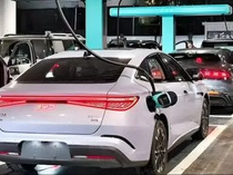 Trung Quốc đang bỏ quá xa các đối thủ về khả năng sạc xe điện: Sạc 9 phút đi 600 km, hết BYD đến CATL, Huawei khoe công nghệ 'đỉnh chóp'