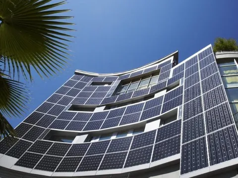 Lợi ích kép khi lắp tấm pin năng lượng mặt trời ở vị trí này của tòa nhà